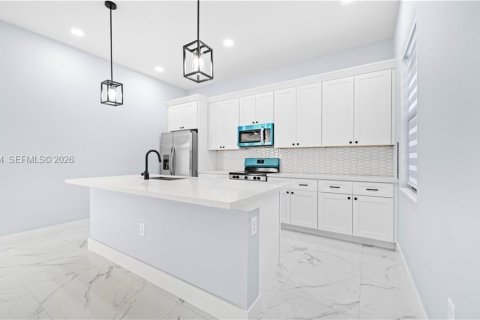 House in Lehigh Acres, Florida 4 bedrooms № 2048565 - photo 6