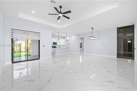 House in Lehigh Acres, Florida 4 bedrooms № 2048565 - photo 2