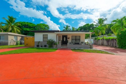 Купить виллу или дом в Норт-Майами, Флорида 2 спальни, 125.98м2, № 1972537 - фото 1
