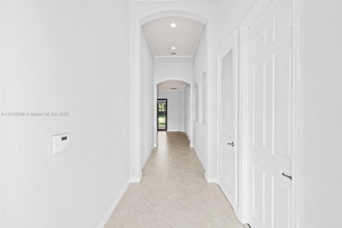 House in Cooper City, Florida 4 bedrooms, 230.4 sq.m. № 1970966 - photo 5