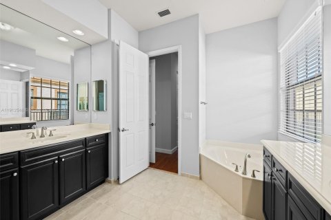 House in Cooper City, Florida 4 bedrooms, 230.4 sq.m. № 1970966 - photo 19