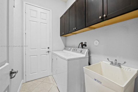 House in Cooper City, Florida 4 bedrooms, 230.4 sq.m. № 1970966 - photo 28