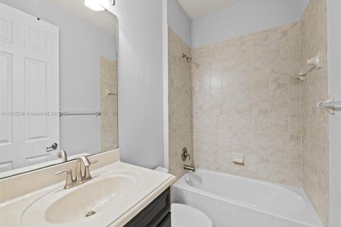 House in Cooper City, Florida 4 bedrooms, 230.4 sq.m. № 1970966 - photo 25