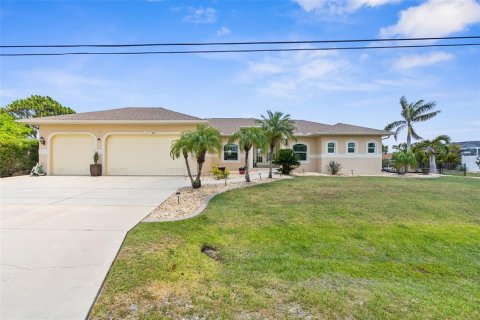 House in Punta Gorda, Florida 4 bedrooms, 195.47 sq.m. № 1679395 - photo 1