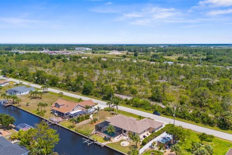 House in Punta Gorda, Florida 4 bedrooms, 195.47 sq.m. № 1679395 - photo 6