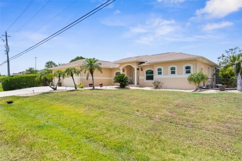 House in Punta Gorda, Florida 4 bedrooms, 195.47 sq.m. № 1679395 - photo 10
