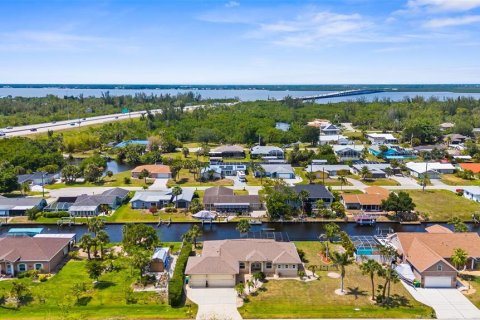 House in Punta Gorda, Florida 4 bedrooms, 195.47 sq.m. № 1679395 - photo 2