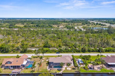 House in Punta Gorda, Florida 4 bedrooms, 195.47 sq.m. № 1679395 - photo 7