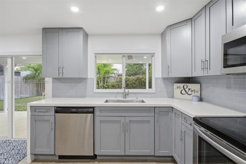 Villa ou maison à vendre à Hialeah, Floride: 4 chambres, 167.5 m2 № 2011437 - photo 10