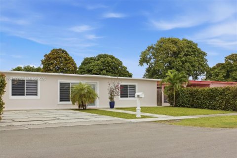 Villa ou maison à vendre à Hialeah, Floride: 4 chambres, 167.5 m2 № 2011437 - photo 2