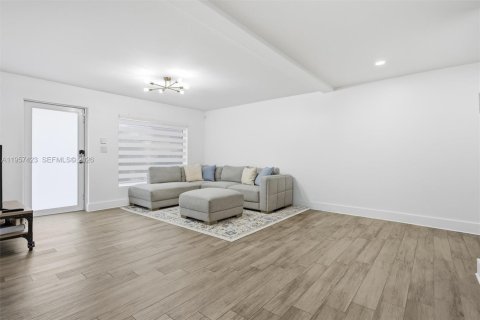 Villa ou maison à vendre à Hialeah, Floride: 4 chambres, 167.5 m2 № 2011437 - photo 6