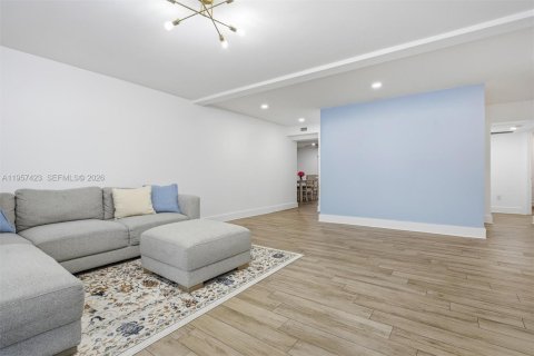 Villa ou maison à vendre à Hialeah, Floride: 4 chambres, 167.5 m2 № 2011437 - photo 4