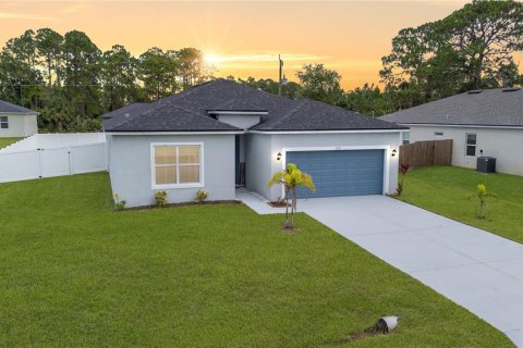 House in Palm Bay, Florida 4 bedrooms, 186.27 sq.m. № 1877336 - photo 1