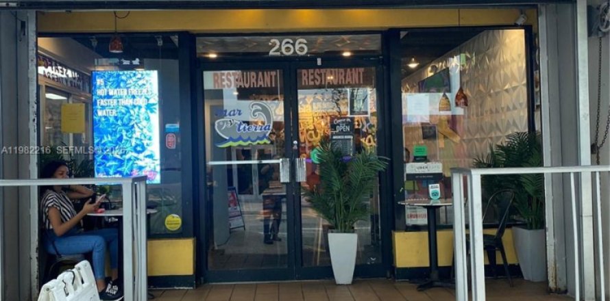 Commercial property in Miami, Florida № 2043342