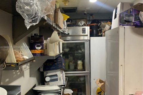 Commercial property in Miami, Florida № 2043342 - photo 9