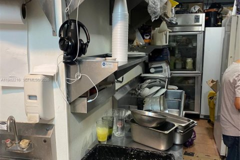 Commercial property in Miami, Florida № 2043342 - photo 11