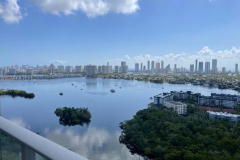 Condo in North Miami Beach, Florida, 3 bedrooms  № 1959641 - photo 1