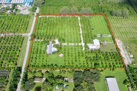 House in Homestead, Florida 4 bedrooms, 242.57 sq.m. № 2303638 - photo 2