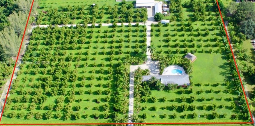 House in Homestead, Florida 4 bedrooms, 242.57 sq.m. № 2303638