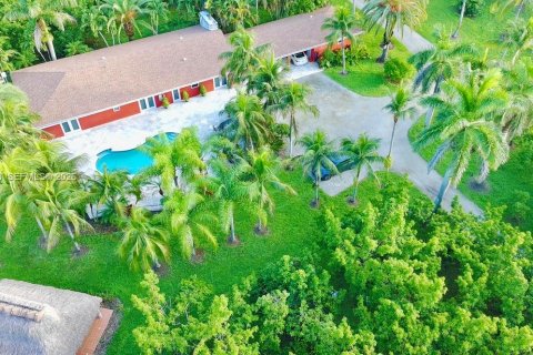 House in Homestead, Florida 4 bedrooms, 242.57 sq.m. № 2303638 - photo 5