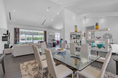 House in Miami, Florida 5 bedrooms, 358.88 sq.m. № 1830789 - photo 12