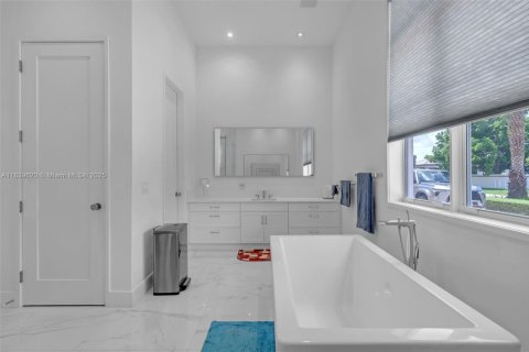 House in Miami, Florida 5 bedrooms, 358.88 sq.m. № 1830789 - photo 30