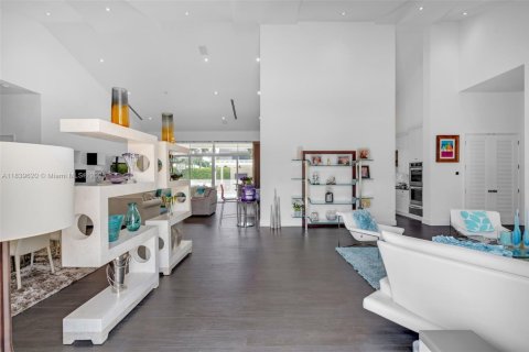 House in Miami, Florida 5 bedrooms, 358.88 sq.m. № 1830789 - photo 18
