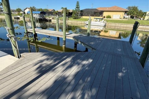 House in Cape Coral, Florida 3 bedrooms № 1977690 - photo 7