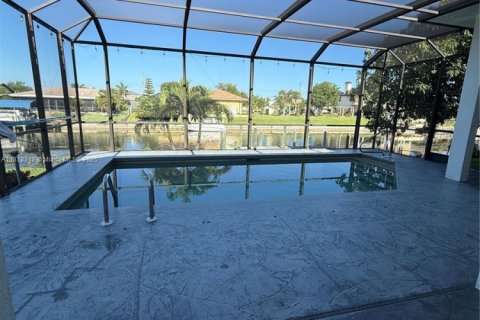 House in Cape Coral, Florida 3 bedrooms № 1977690 - photo 5