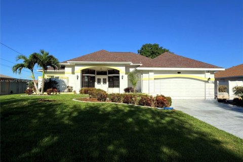 House in Cape Coral, Florida 3 bedrooms № 1977690 - photo 1