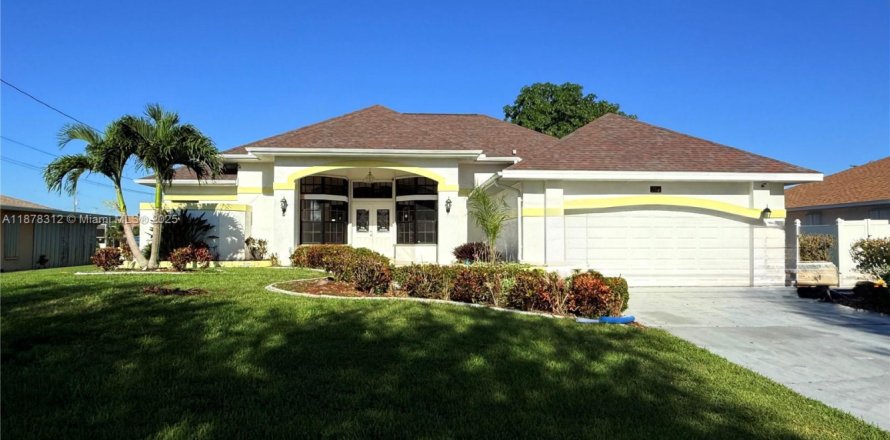 House in Cape Coral, Florida 3 bedrooms № 1977690