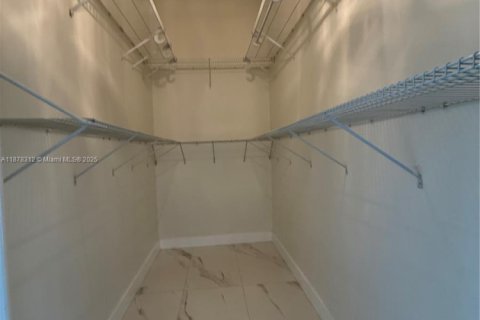 House in Cape Coral, Florida 3 bedrooms № 1977690 - photo 8