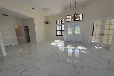 House in Cape Coral, Florida 3 bedrooms № 1977690 - photo 3