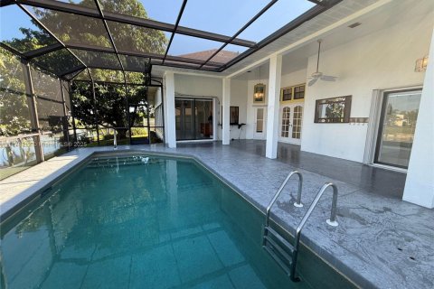 House in Cape Coral, Florida 3 bedrooms № 1977690 - photo 4