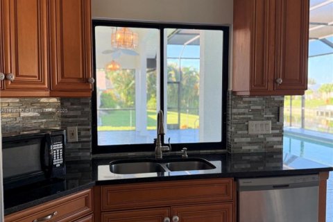 House in Cape Coral, Florida 3 bedrooms № 1977690 - photo 6