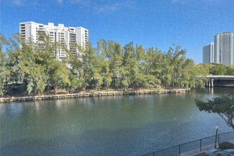 Copropriété à vendre à Hallandale Beach, Floride: 2 chambres, 106.84 m2 № 1985240 - photo 2
