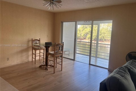 Condo in Hallandale Beach, Florida, 2 bedrooms  № 1985240 - photo 24