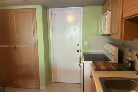 Condo in Hallandale Beach, Florida, 2 bedrooms  № 1985240 - photo 17