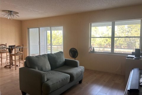 Condo in Hallandale Beach, Florida, 2 bedrooms  № 1985240 - photo 8