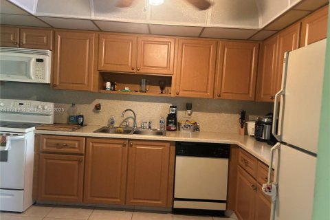 Condo in Hallandale Beach, Florida, 2 bedrooms  № 1985240 - photo 15