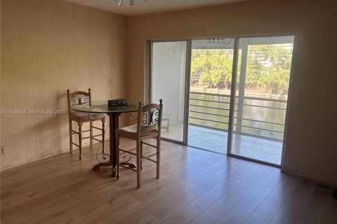 Condo in Hallandale Beach, Florida, 2 bedrooms  № 1985240 - photo 23