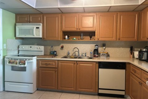 Condo in Hallandale Beach, Florida, 2 bedrooms  № 1985240 - photo 16