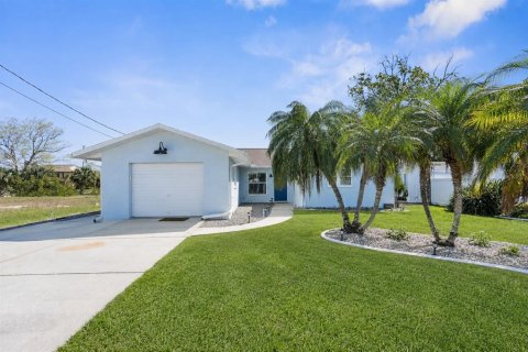 House in Hernando Beach, Florida 2 bedrooms, 182.46 sq.m. № 2285424