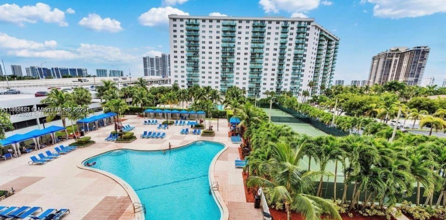 Condominio en Sunny Isles Beach, Florida, 1 dormitorio  № 1944191