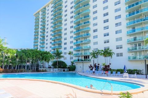 Condominio en venta en Sunny Isles Beach, Florida, 1 dormitorio, 93.37 m2 № 1944191 - foto 10