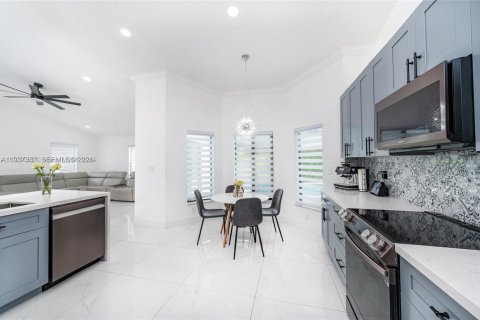 Купить виллу или дом в Майами, Флорида 4 спальни, 239.5м2, № 1995238 - фото 18