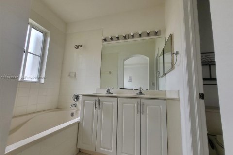 Снять в аренду таунхаус в Дорал, Флорида 3 спальни, 147.62м2, № 1990809 - фото 11