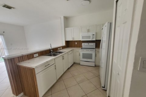 Снять в аренду таунхаус в Дорал, Флорида 3 спальни, 147.62м2, № 1990809 - фото 6