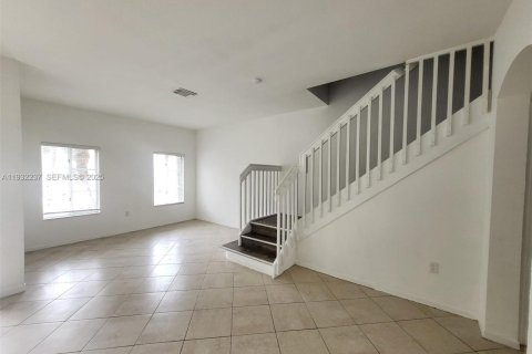 Снять в аренду таунхаус в Дорал, Флорида 3 спальни, 147.62м2, № 1990809 - фото 2