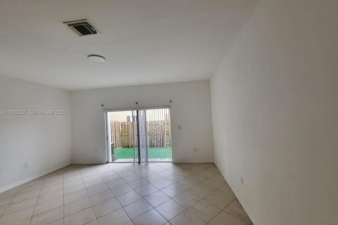 Снять в аренду таунхаус в Дорал, Флорида 3 спальни, 147.62м2, № 1990809 - фото 8